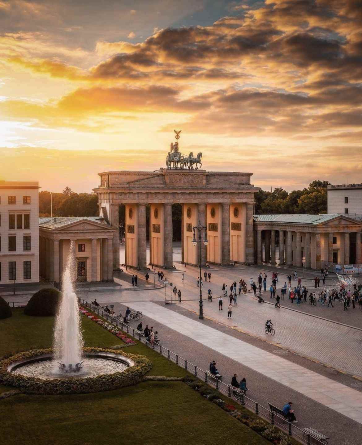 Brandenburger Tor mit Abendmenschen