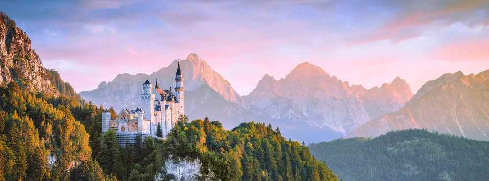 Panoramablick auf deutsche Landschaft mit Stadtsilhouette im Hintergrund