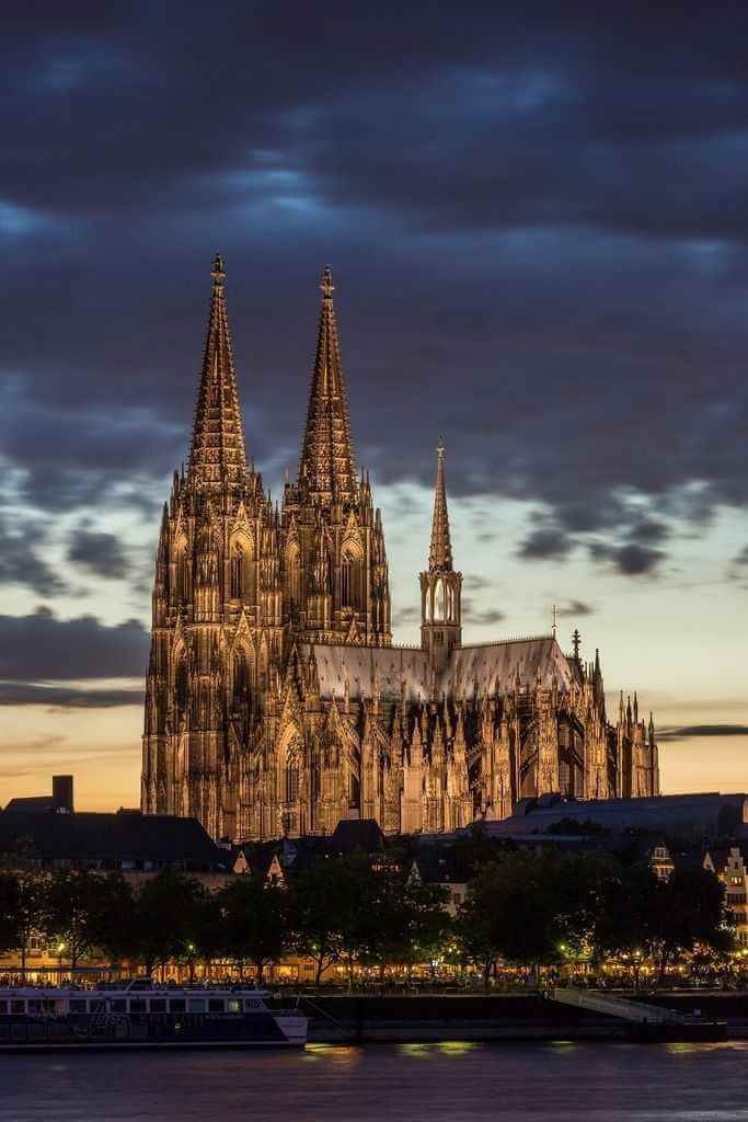 Kölner Dom mit doppelten gotischen Spitztürmen