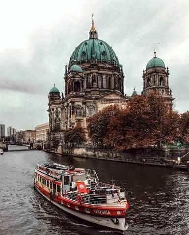 Bauhaus Dessau Fassade mit Glasvorhangwand