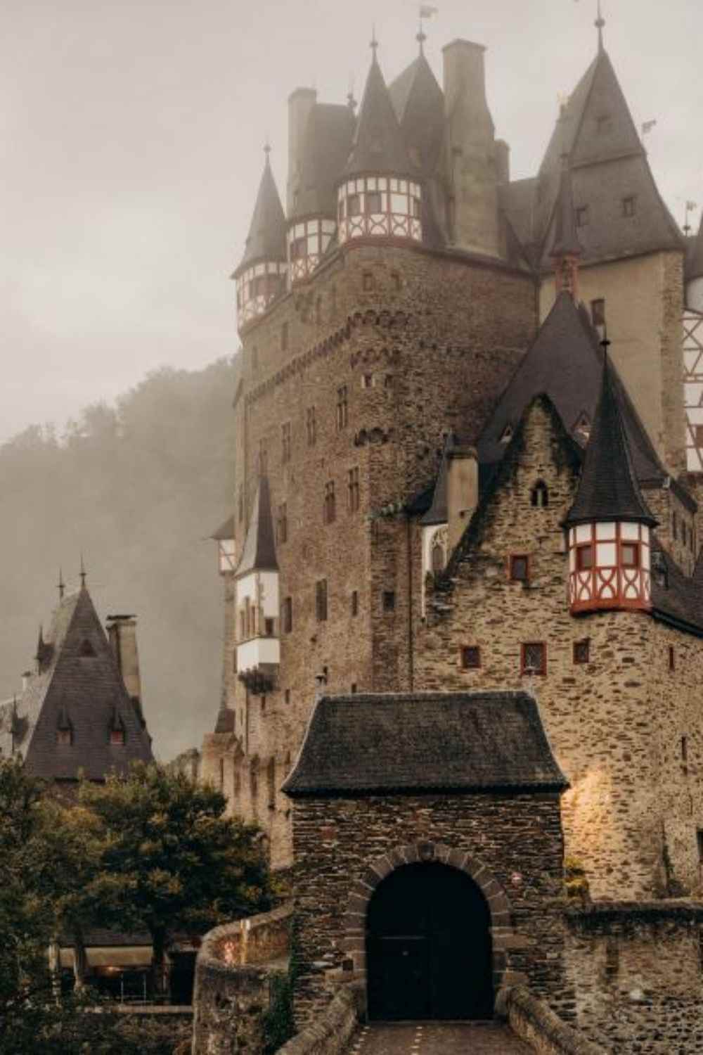 Mittelalterliche Handschrift und Reichsinsignien als Symbol des Heiligen Römischen Reiches